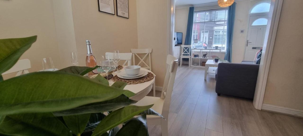 Toffees Townhouse A 2 Bed House In 1 Mins Walk To Goodison Park