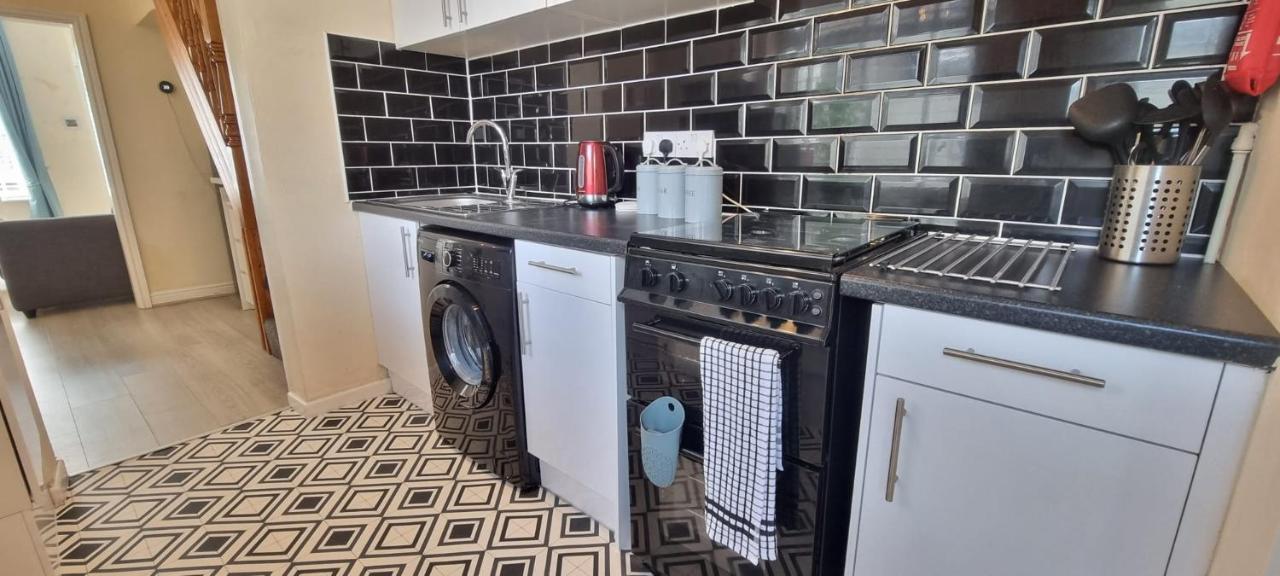 Toffees Townhouse A 2 Bed House In 1 Mins Walk To Goodison Park